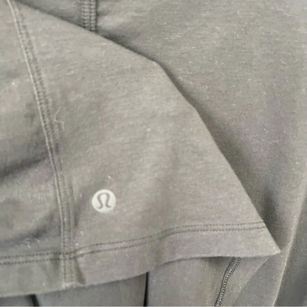Lululemon all yours short sleeve shirt black women’s size 6-8‎